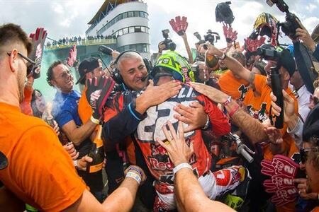 KTM celebra il talento di Tony Cairoli. VIDEO