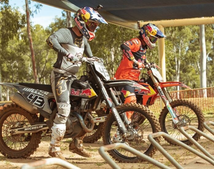 C'erano due australiani in moto nel Queensland... C'erano due australiani in moto nel Queensland...