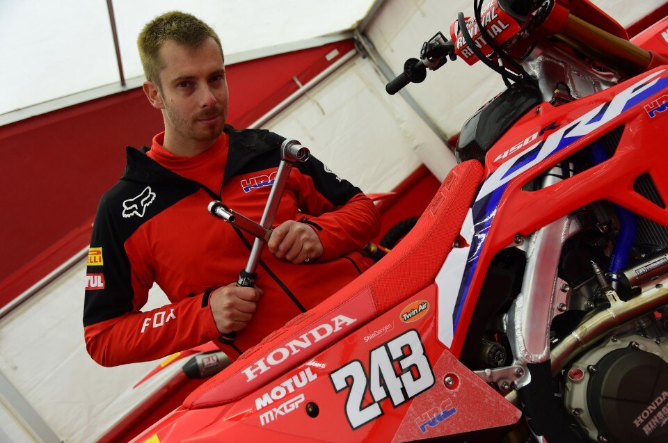 Dentro la vita di un meccanico del Mondiale MXGP: Nicolas Noge