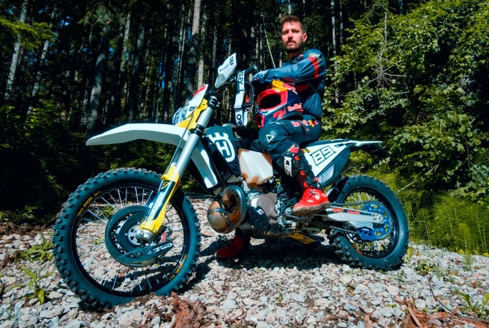 Il campione di sci Marcel Hirscher al via del Romaniacs