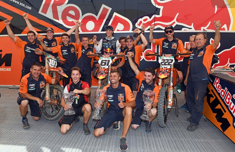 Risultato storico per  il Team Red KTM Factory Racing De Carli a Loket!