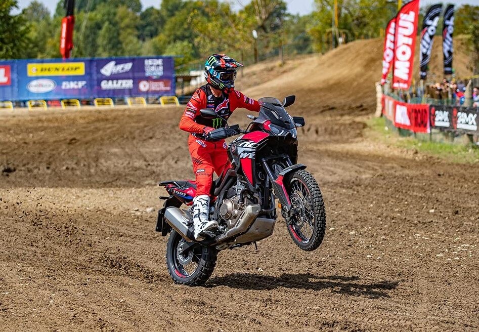 Joan Barreda in sella alla Honda Africa Twin 2022