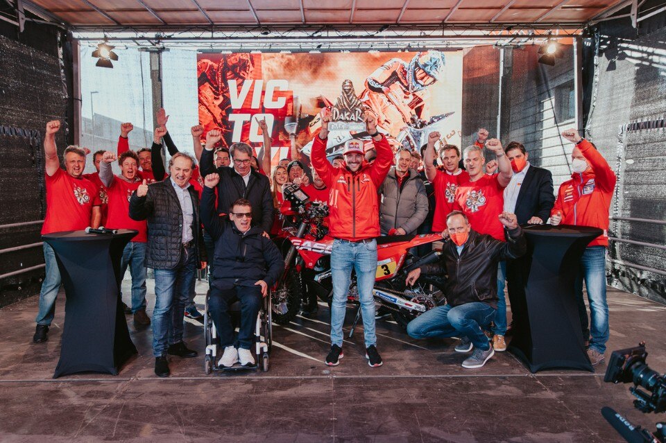 GASGAS festeggia  il vincitore della Dakar 2022, Sam Sunderland