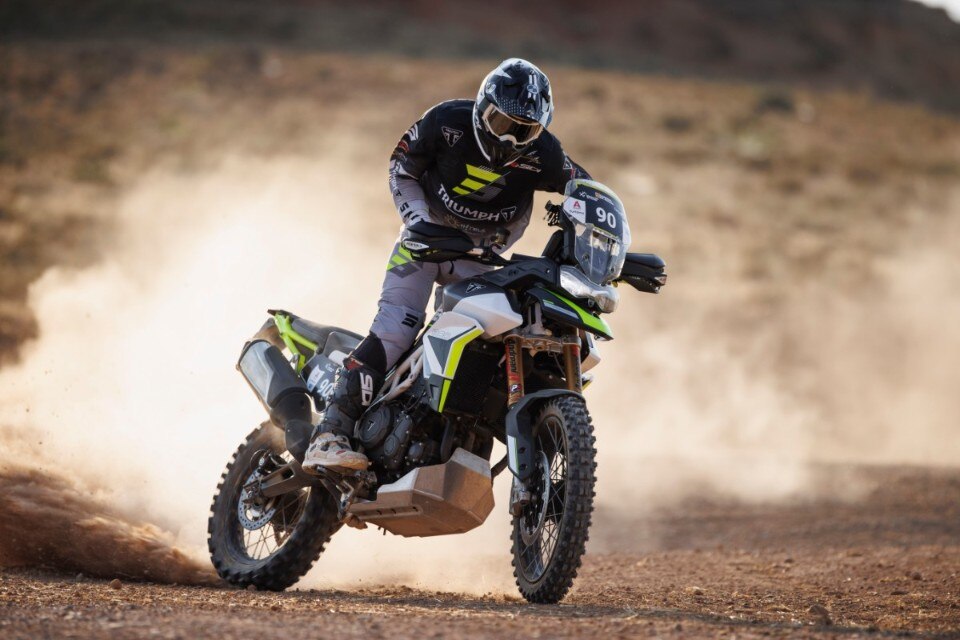 Ivan Cervantes in sella alla Triumph Tiger 900 alla Baja Aragon