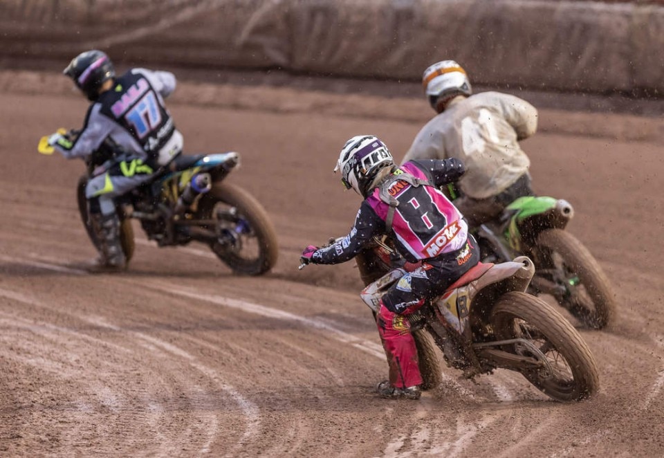 Boncinelli domina la seconda finale del Mondiale Flat Track 2023 in Ungheria Boncinelli domina la seconda finale del Mondiale Flat Track 2023 in Ungheria