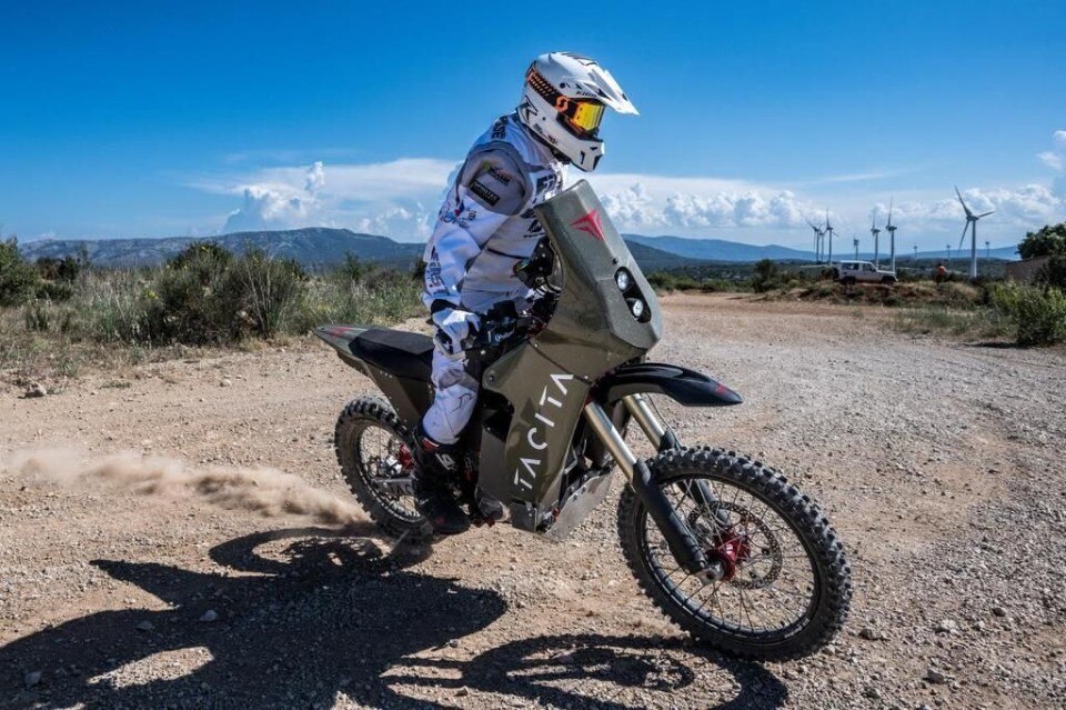 Tacita alla Dakar 2024 con la nuova Discanto Tacita alla Dakar 2024 con la nuova Discanto