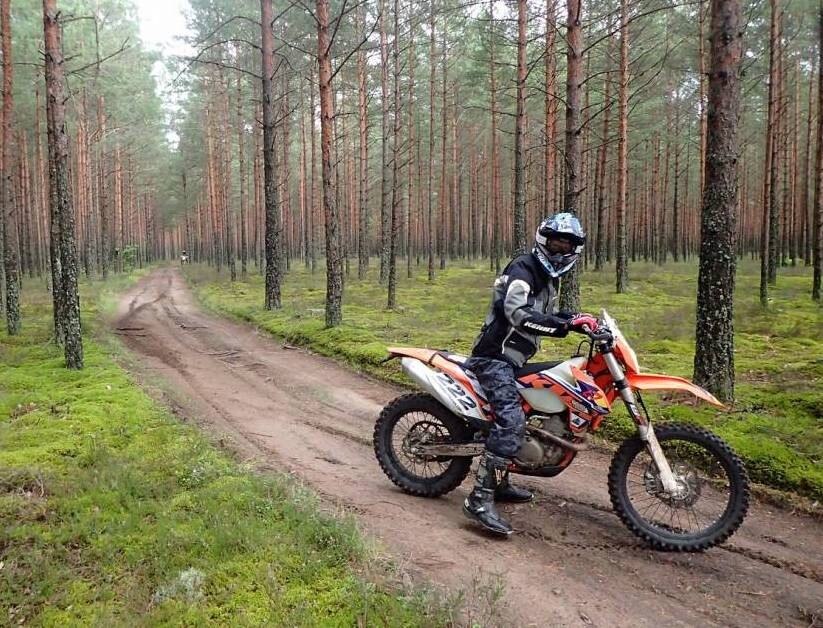 Catena d'acciaio tra due alberi: muore un endurista a Bisenti (TE) Catena d'acciaio tra due alberi: muore un endurista a Bisenti (TE)
