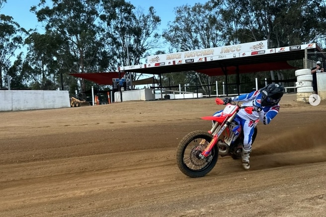 Casey Stoner si allena (con una Beta 2T) per correre ad EICMA