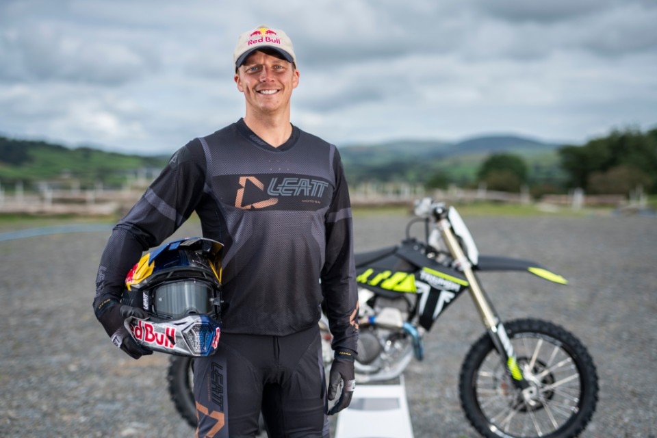 Jonny Walker si prepara al SuperEnduro 2025 con Triumph Factory Racing 