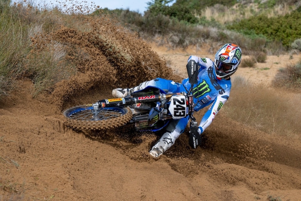 I Team Monster Energy Yamaha Factory MXGP e MX2 svelano le nuove livree 2026