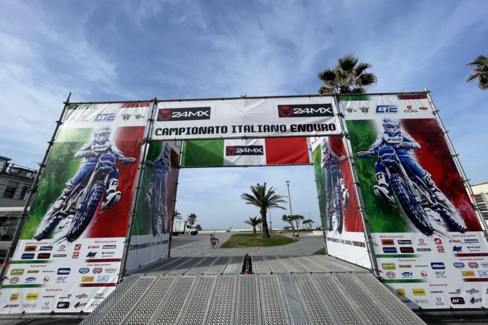 Assoluti d'Enduro 2026: il sipario si alza sulla sabbia di Viareggio