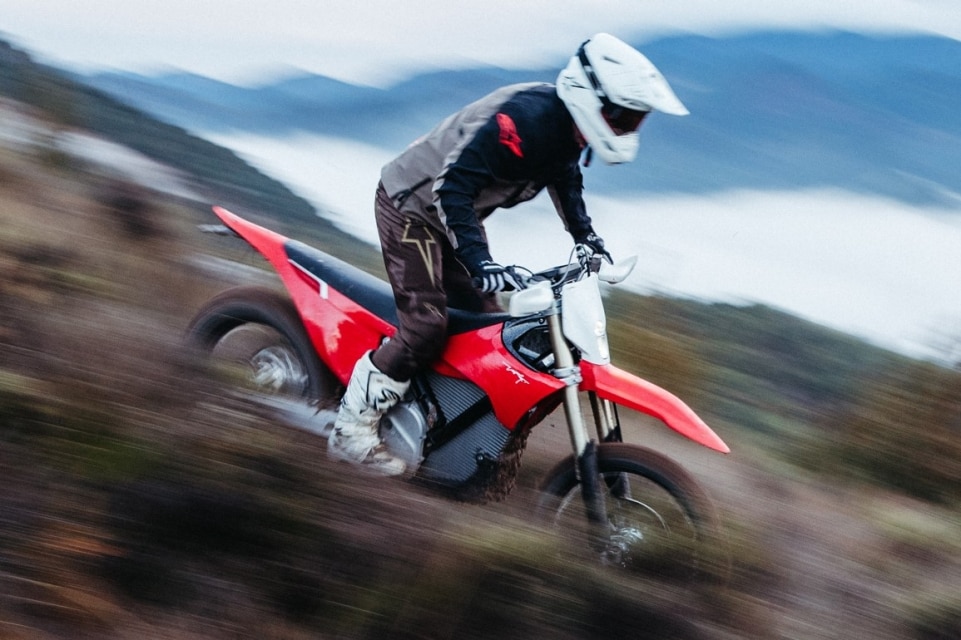 Le moto elettriche debuttano ufficialmente nel Mondiale EnduroGP 2026