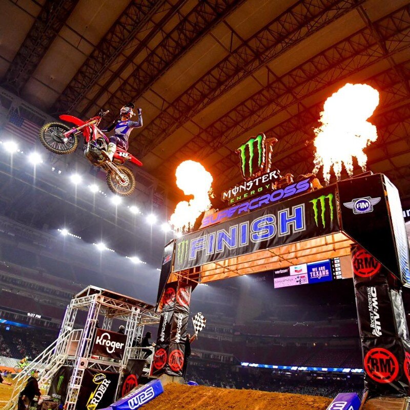 2021 AMA Supercross. A Houston2 vittorie di Eli Tomac e Jett Lawrence - VIDEO