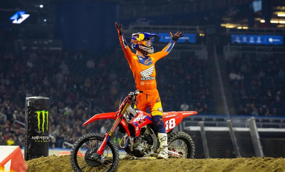 AMA Supercross 2022, Eli Tomac fa cinquina a Detroit - VIDEO