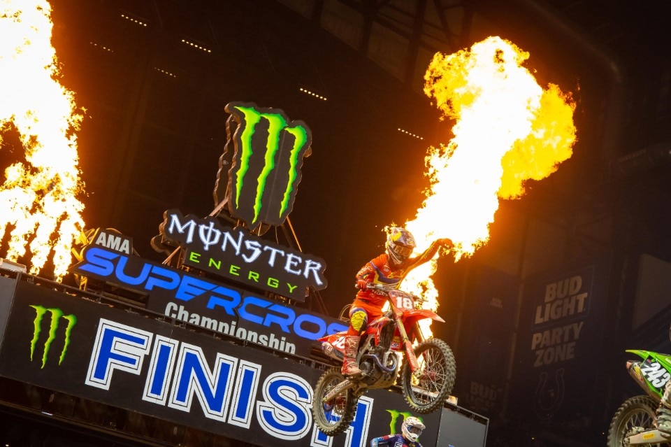 AMA Supercross 2022, Eli Tomac conquista anche Indianapolis - VIDEO