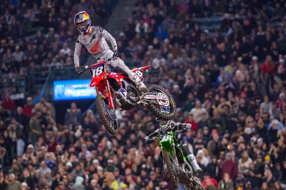 AMA Supercross 2023: ad Eli Tomac e Jett Lawrence l'apertura di Anaheim 1 - VIDEO