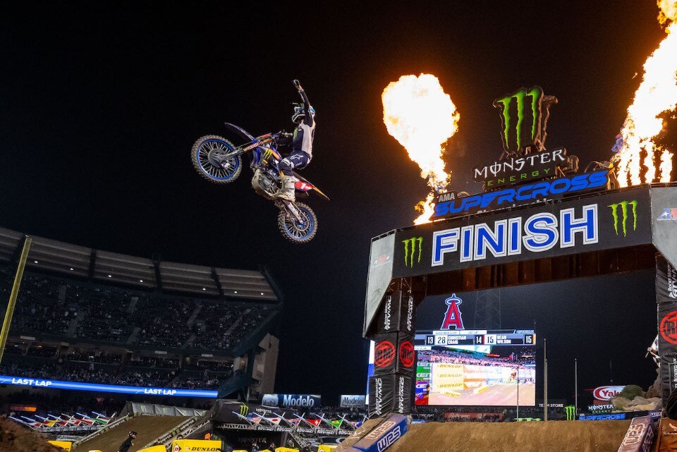 AMA Supercross 2023: ad Eli Tomac e Jett Lawrence l'apertura di Anaheim 1 - VIDEO