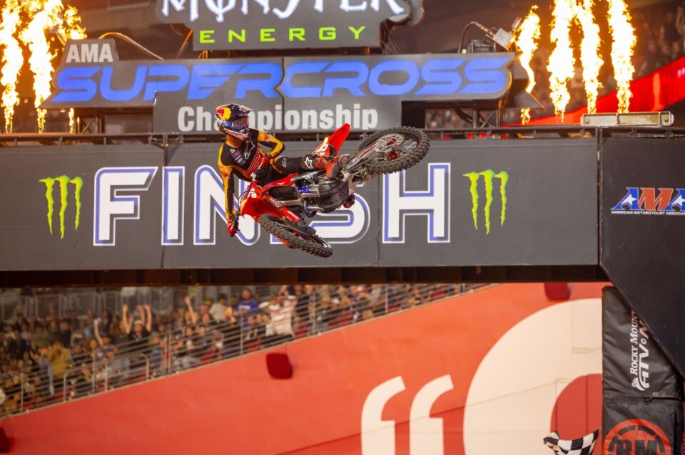 AMA Supercross 2023: ad Eli Tomac il Triple Crown di Glendale - L'analisi di Stefano Dami VIDEO