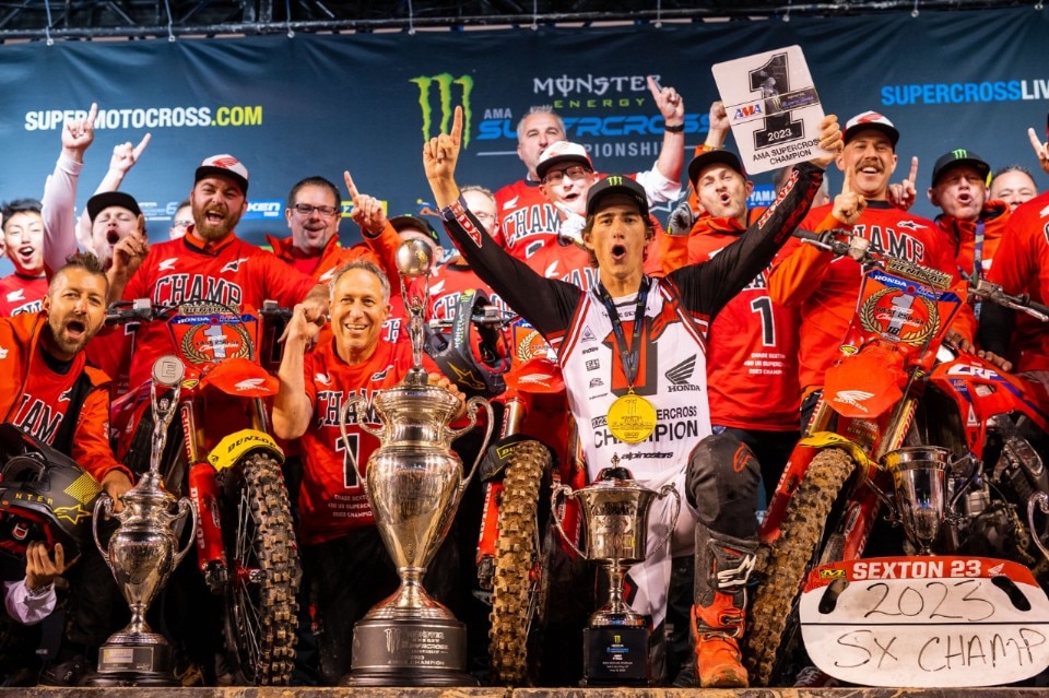 AMA Supercross 2023: Salt Lake City, titolo a Sexton, infortunio per Roczen - L'analisi di Stefano Dami VIDEO AMA Supercross 2023: Salt Lake City, titolo a Sexton, infortunio per Roczen - L'analisi di Stefano Dami VIDEO