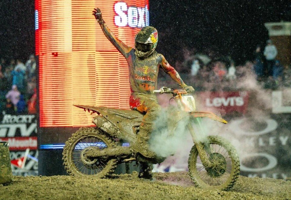 AMA Supercross 2024: dal fango di San Francisco emergono Sexton e Smith - VIDEO