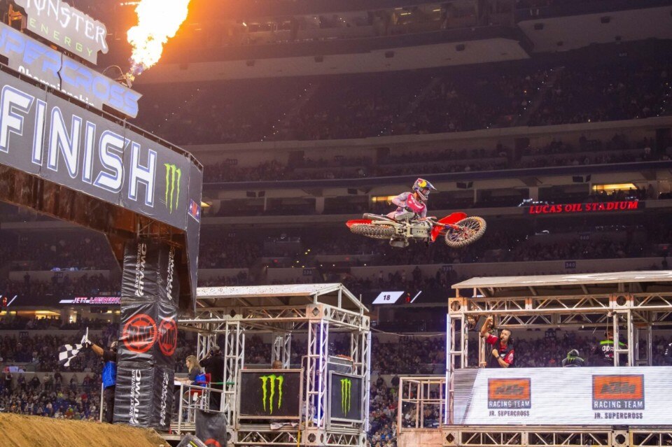 AMA Supercross 2024 - Indianapolis: la Triple Crown sorride a Jett Lawrence e Cameron McAdoo  VIDEO AMA Supercross 2024 - Indianapolis: la Triple Crown sorride a Jett Lawrence e Cameron McAdoo  VIDEO