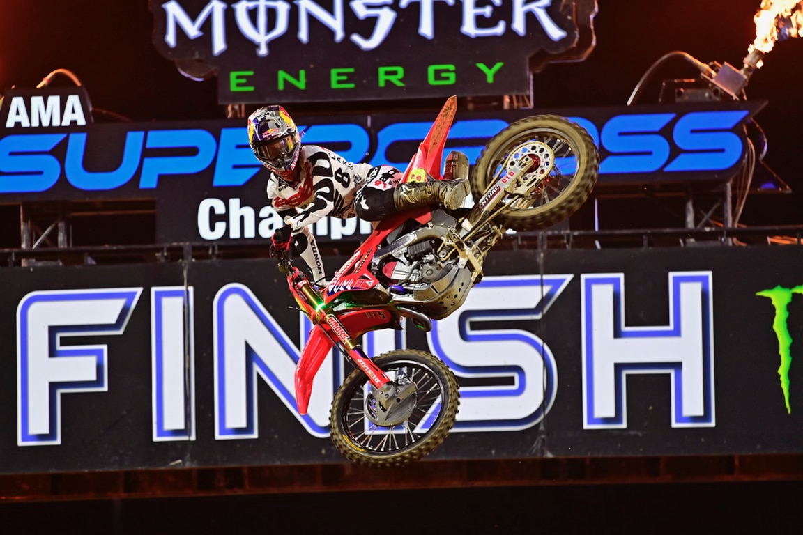 AMA Supercross 2024 - A Nashville torna alla vittoria Jett Lawrence - VIDEO