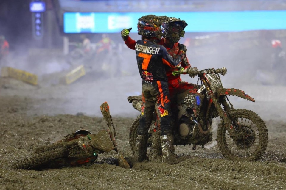 AMA Supercross 2025 - Dal fango di Foxborough emergono Plessinger e Hymas [VIDEO]