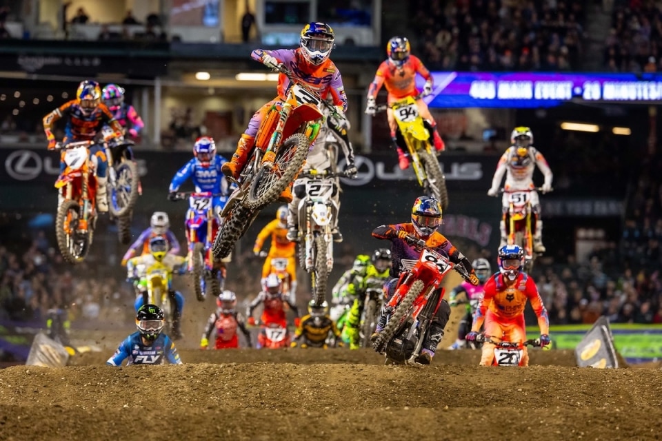 AMA Supercross 2026: Tomac e Anstie vincono Anaheim 1 - VIDEO