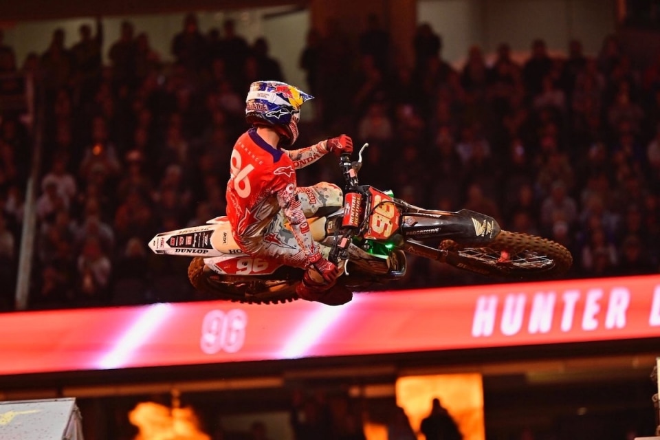 AMA Supercross 2026: prima vittoria per Hunter Lawrence ad Arlington. A Pierce Brown la 250 East - VIDEO