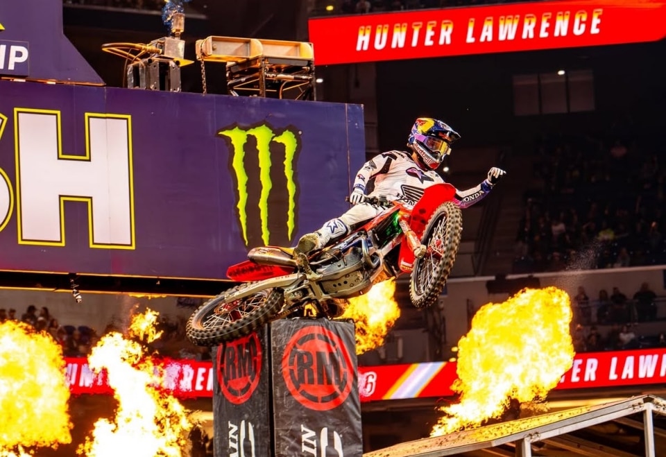 AMA Supercross 2026: Indianapolis Triple Crown di Houston ad Hunter Lawrence e Cole Davies - VIDEO