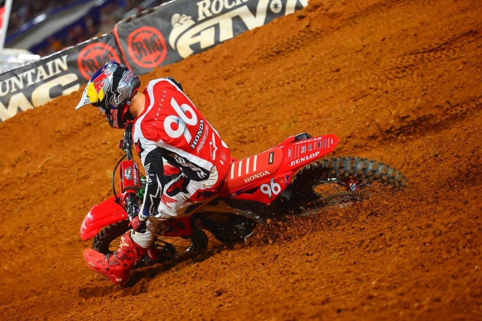 AMA Supercross 2026: Hunter Lawrence ci prende gusto e vince anche a Birmingham. Cole Davies beffa Haiden Deegan - VIDEO