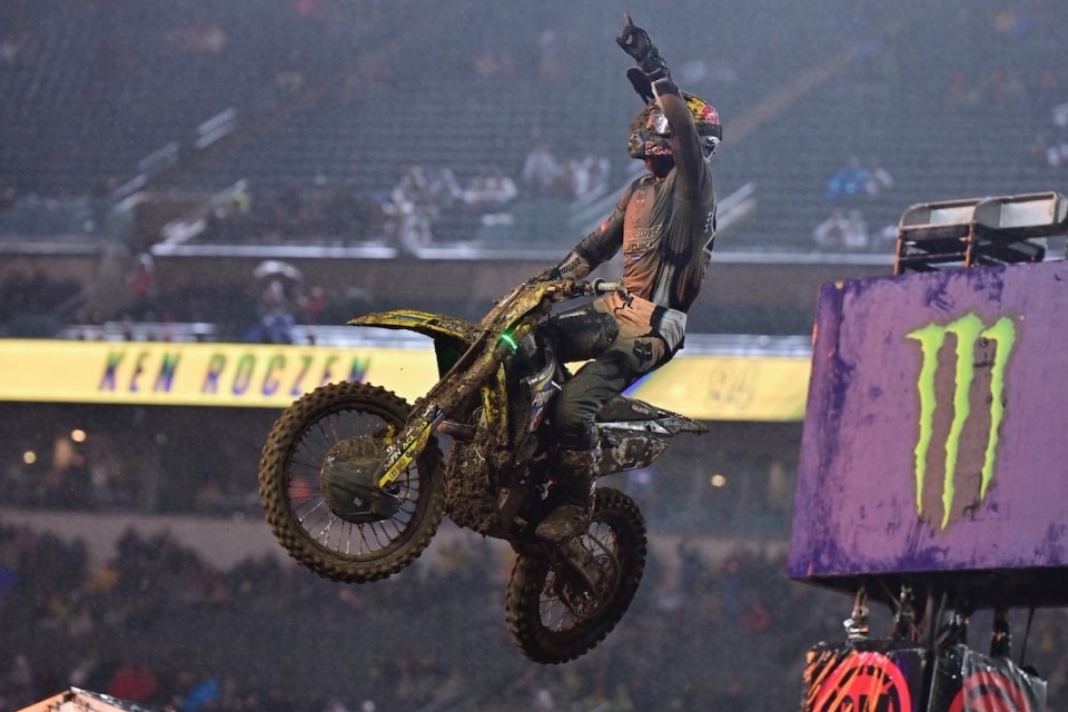 AMA Supercross 2026: Ken Roczen vince anche a Philadelphia e diventa leader. A Cole Davies il titolo 250 East - VIDEO