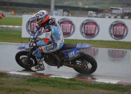 Mondiale Supermoto - GP Italia.  Van Den Bosch e Adrien Chareyre sotto la pioggia di Viterbo