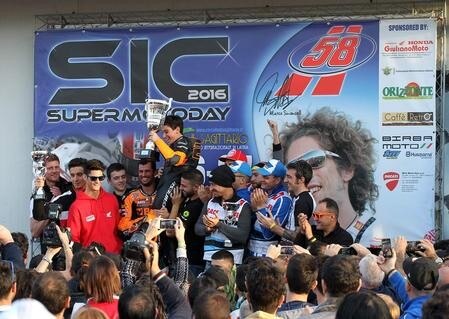 SIC Supermoto Day. Simone Corsi e la sua squadra vincono la quinta edizione
