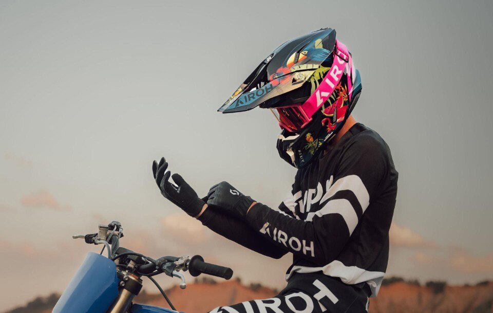 Airoh Twist 3, il nuovo casco off road predisposto per i sistemi di comunicazione