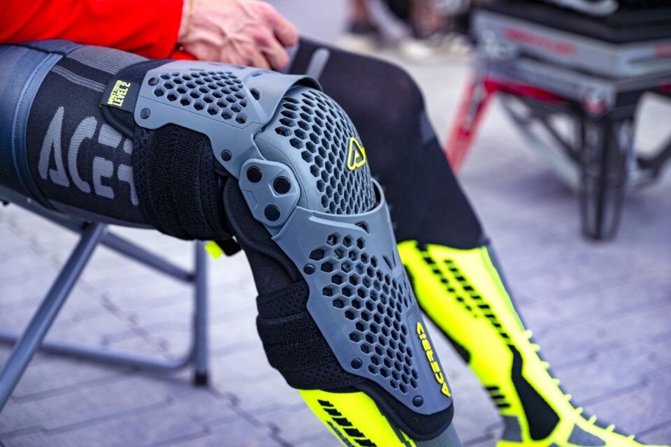 Acerbis presenta la ginocchiera K035