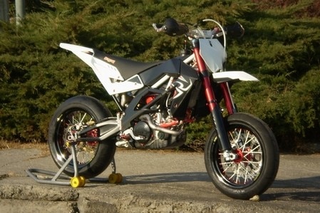 V2 Racing Aprilia. Abiti su misura per le Aprilia SXV