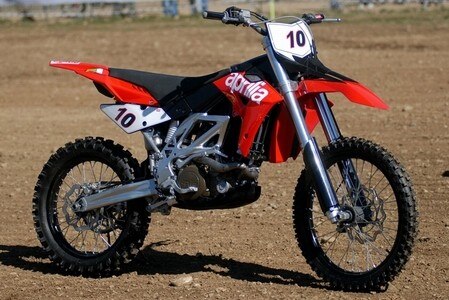 Aprilia MXV 4.5 m.y. 2009. Presentata a Malpensa la moto "Step 3"