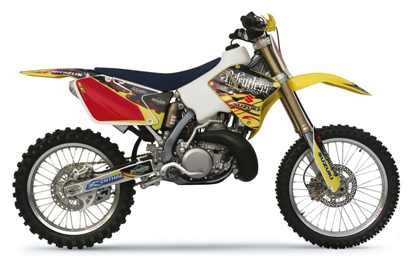 Due gialle in salsa inglese. Suzuki RM125XC e RM250XC