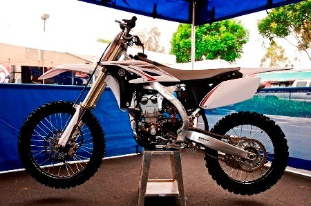 Yamaha YZ250F 2010. Prime foto dal vivo