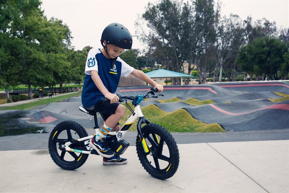 Husqvarna lancia due “balance bike” ad assistenza elettrica