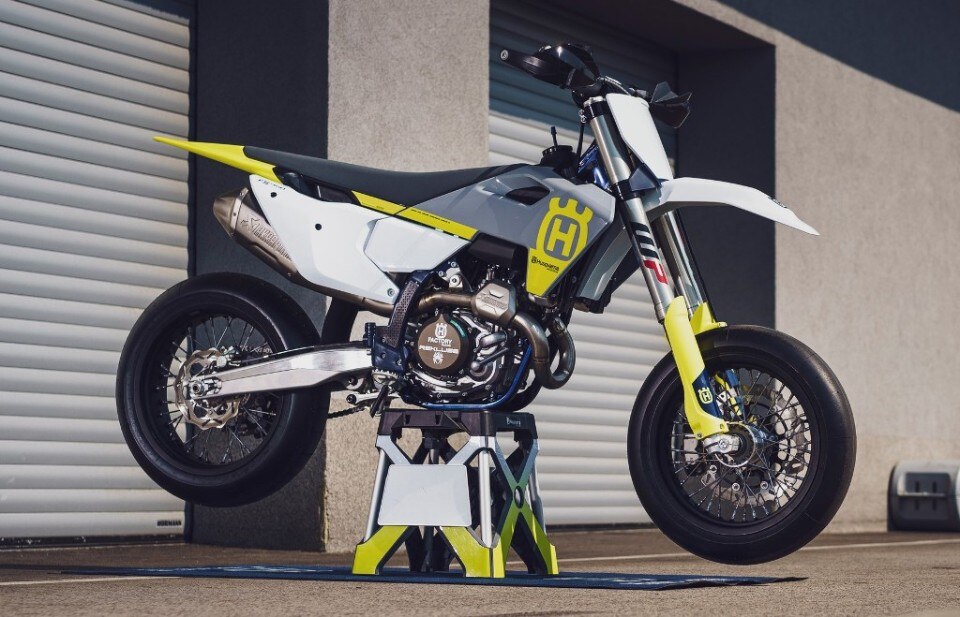 Husqvarna presenta la nuova FS 450 Supermoto 2023 