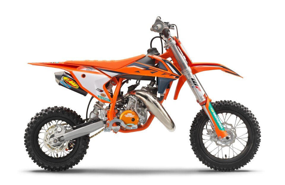KTM 50 SX Factory Edition MY23, il Ready to Race anche per i più piccoli KTM 50 SX Factory Edition MY23, il Ready to Race anche per i più piccoli