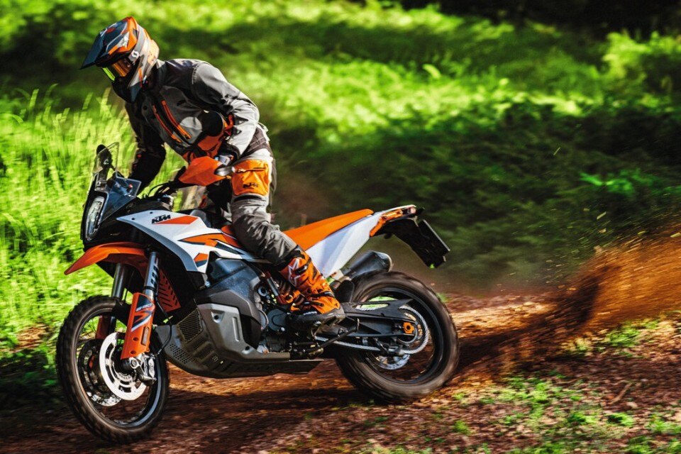 KTM presenta la nuova 890 Adventure R 2023