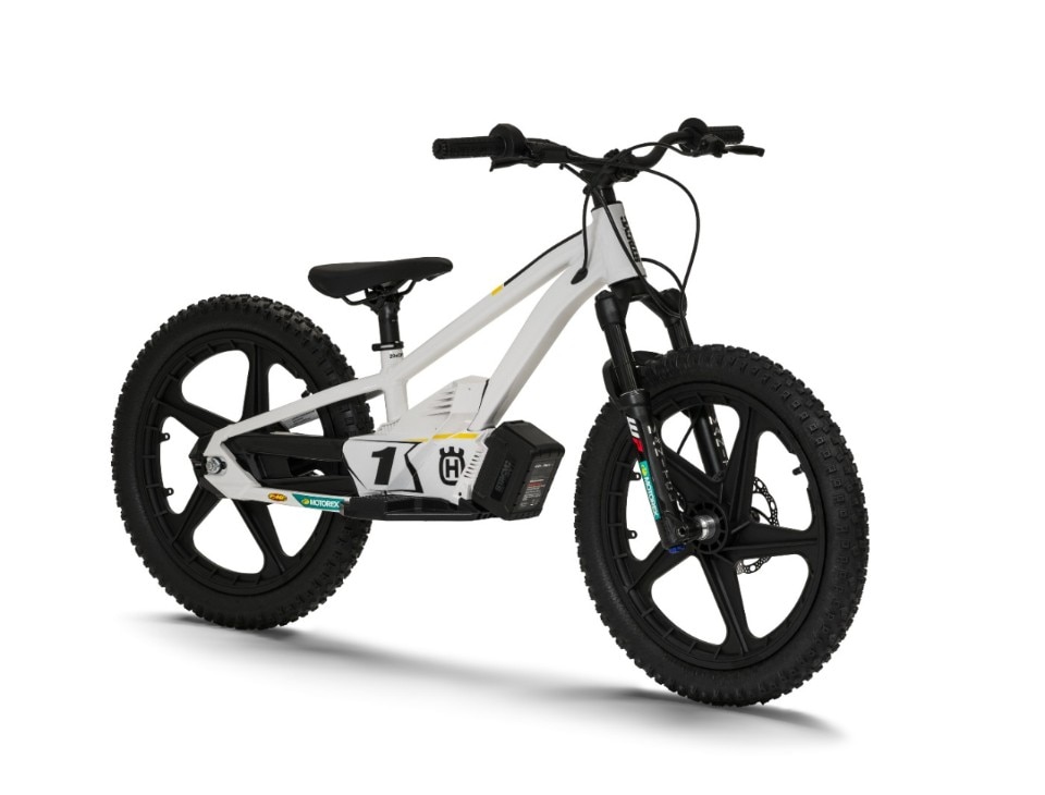 Husqvarna presenta la nuova balance bike elettrica EE 1.20 Husqvarna presenta la nuova balance bike elettrica EE 1.20