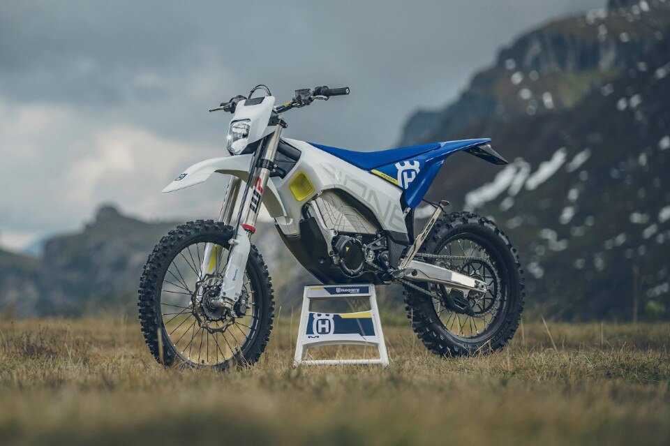 Husqvarna amplia la sua gamma di moto elettriche con la nuova Pioneer 2025