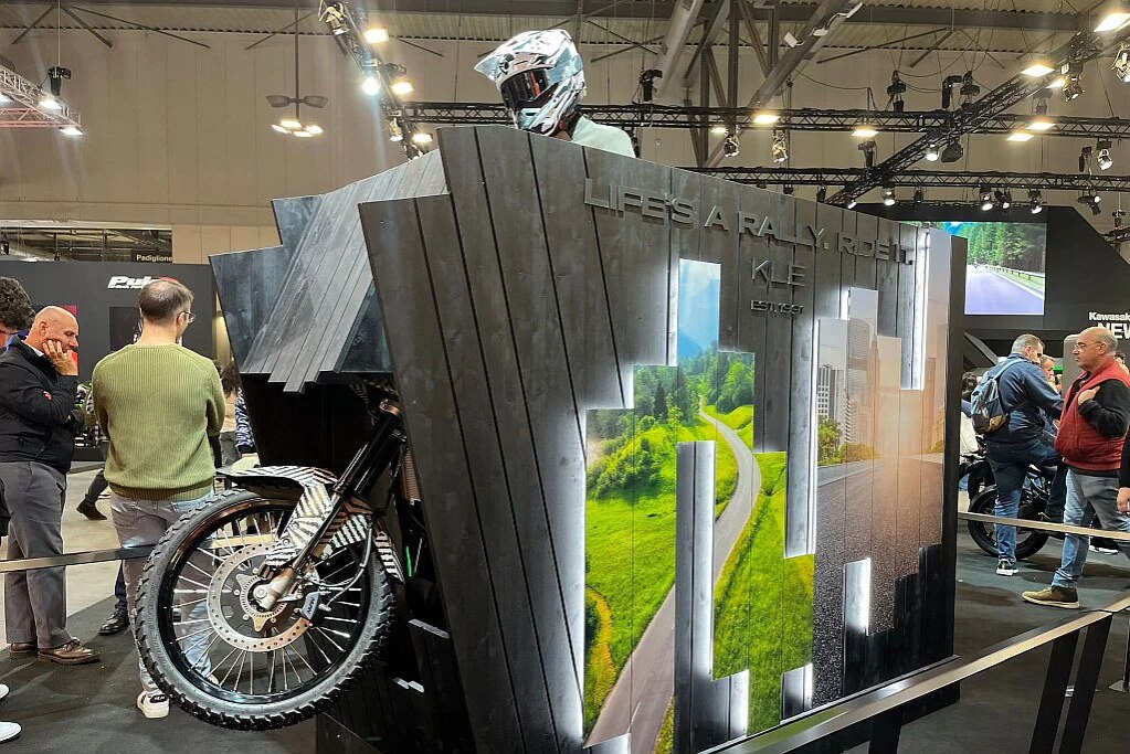 Torna la Kawasaki KLE (e ha l'anteriore da 21 pollici)