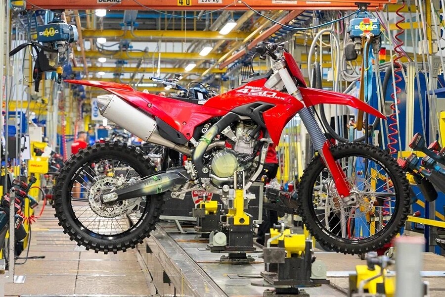 Come viene assemblata la nuova Ducati Desmo450 MX - VIDEO