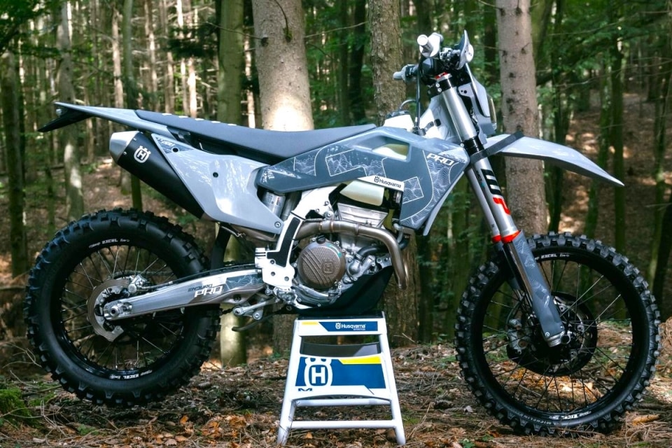 Husqvarna presenta le nuove Enduro Pro 2026 Husqvarna presenta le nuove Enduro Pro 2026