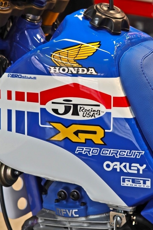 Honda XR600R by VMX Restomod: dall'Etna alle Alpi
